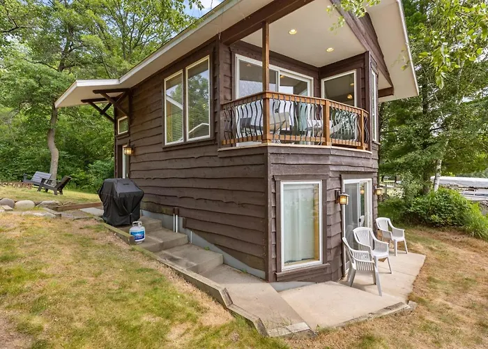 Cozy Rice Lake Cabin With Balcony And Grill And Views