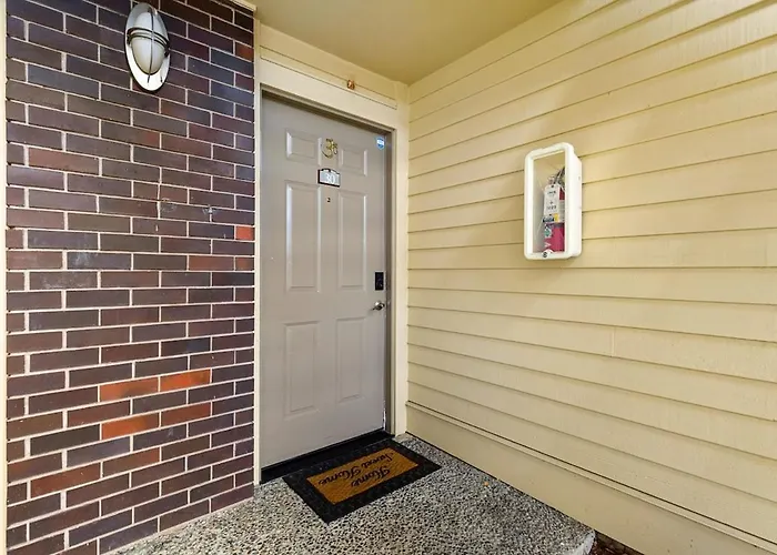Cozy Work-Ready 1Br Condo Near Downtown