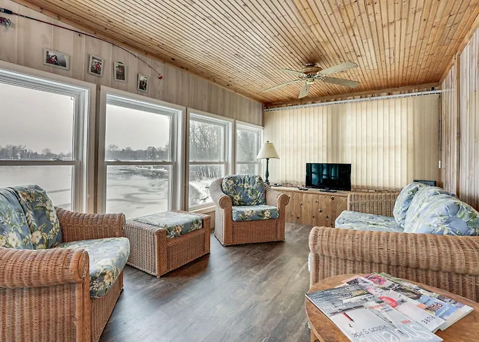Lakefront Home W/ Views, 7 Mi To Dtwn Paw Paw