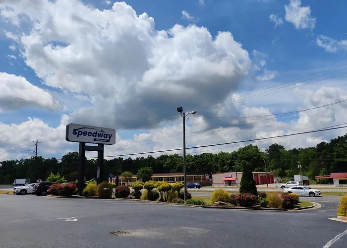Speedway Inn & Suites