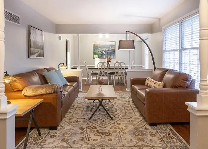Spacious Retreat 4 Bedroom Huge Yard, Deck