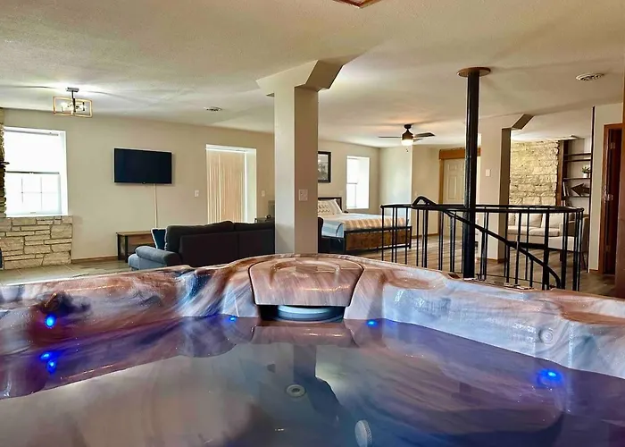 Riverview Villa - Hot Tub Suite