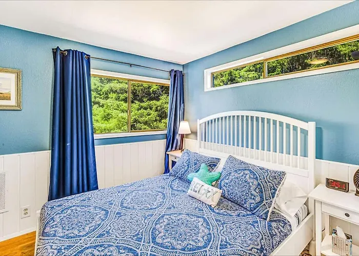 Cozy Copalis Beach Cottage Escape