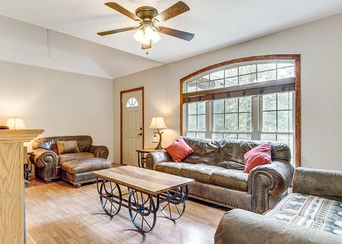 Leicester Retreat On 18 Acres W/ Fire Pit