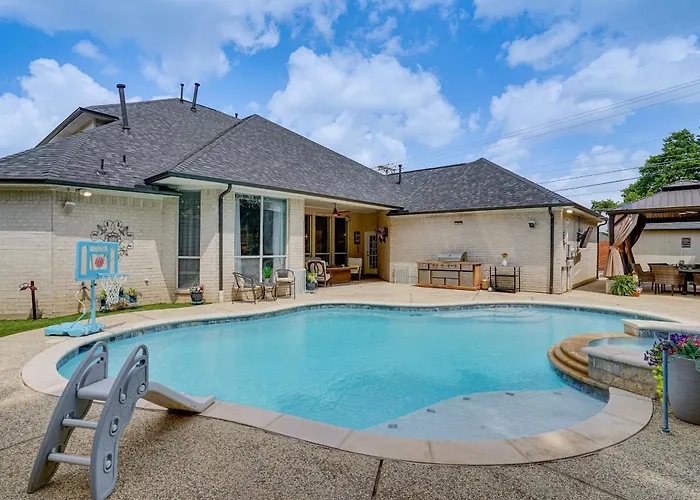 Private Outdoor Oasis! Luxe Bedford Getaway W/ Gym