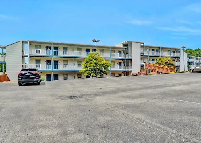 Sunset Landing - Waterfront Condo With Lake-View Deck, Tennis Court & Pool