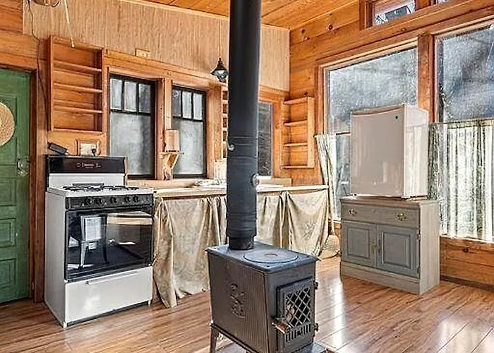 Charming Woodland Cabin With Skylights & Quiet Escape In Jacksonville, Oregon