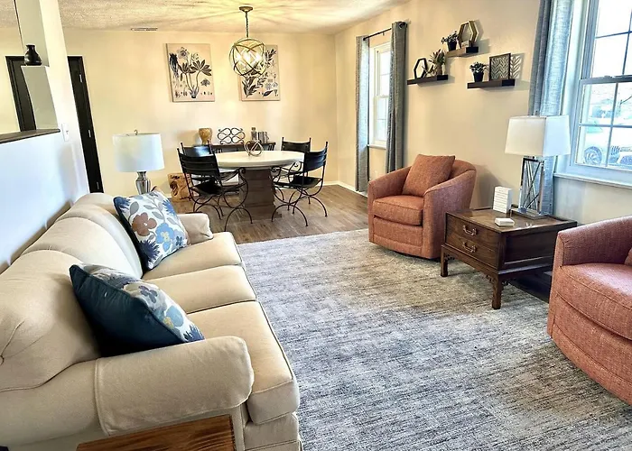 4Br Modern Ranch | Sleeps 8 | Fenced Yard