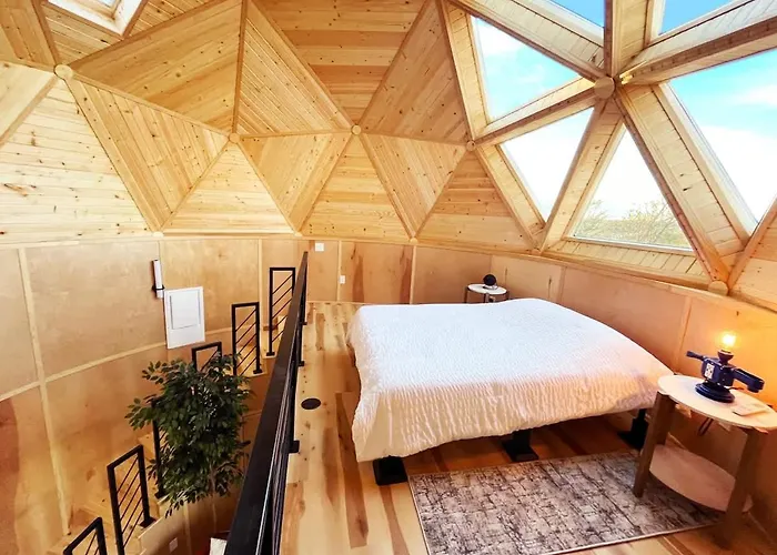 Stargazing Planetarium Treehouse Beaver Lake View