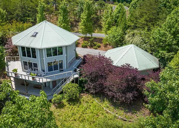 Lakefront Topsider With Private Dock And Panoramic Views