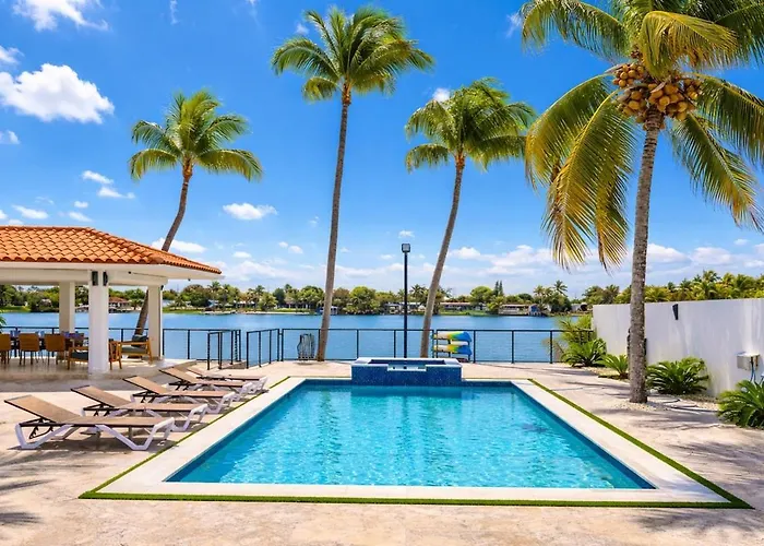 Lake House Oasis Heated Pool And Amazing Views!