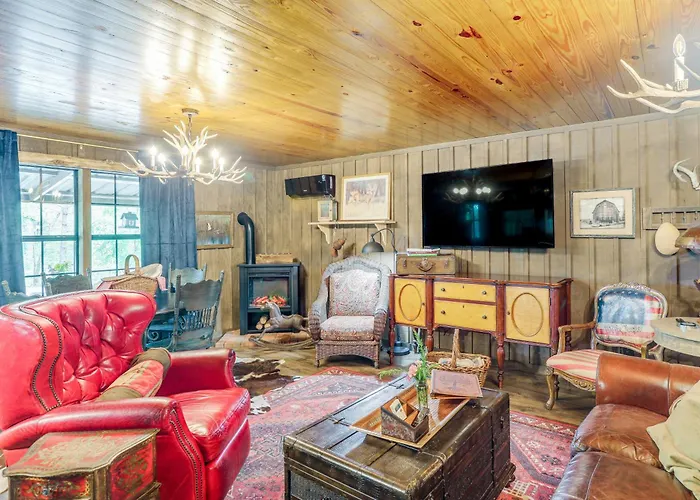 Renovated Cabin On 15 Forested Acres In Tillatoba!