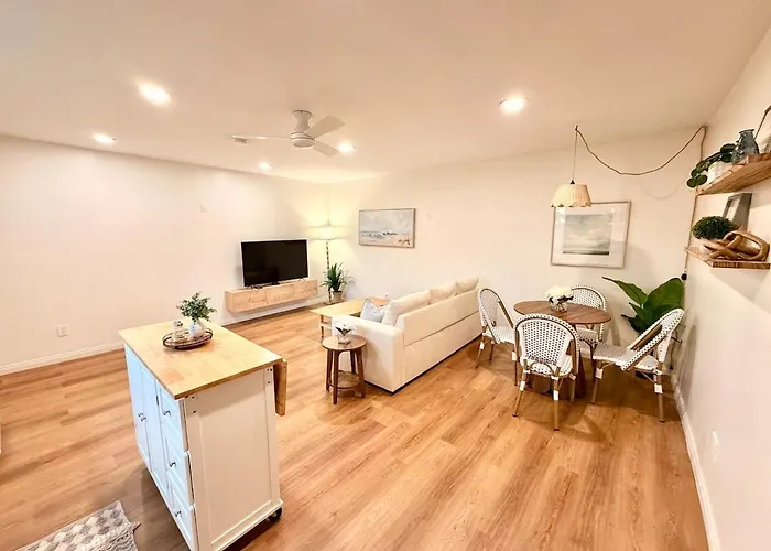 King Bungalow Getaway, 10 Min From Beach & Lax