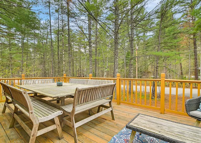 Walk To Cathedral Ledge Trails! Cozy Family Home