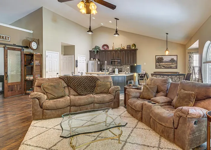 Hot Tub, Game Room! Ozarks Family Retreat By Lake