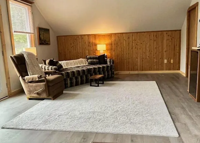 Charming Apartment With Ocean Views, Private Deck, And Easy Bay Access