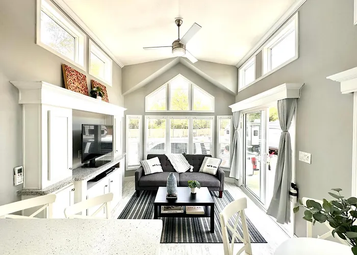 New Tiny Home Paddle Boards, Kayaks, Pool, Marina