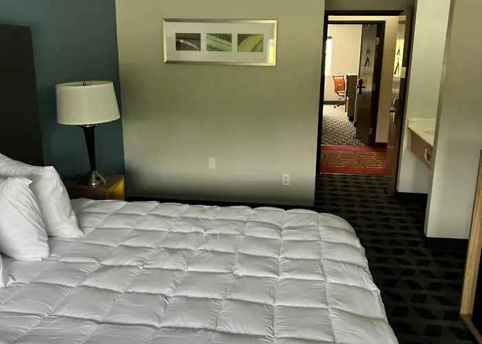 Lakewood Inn & Suites