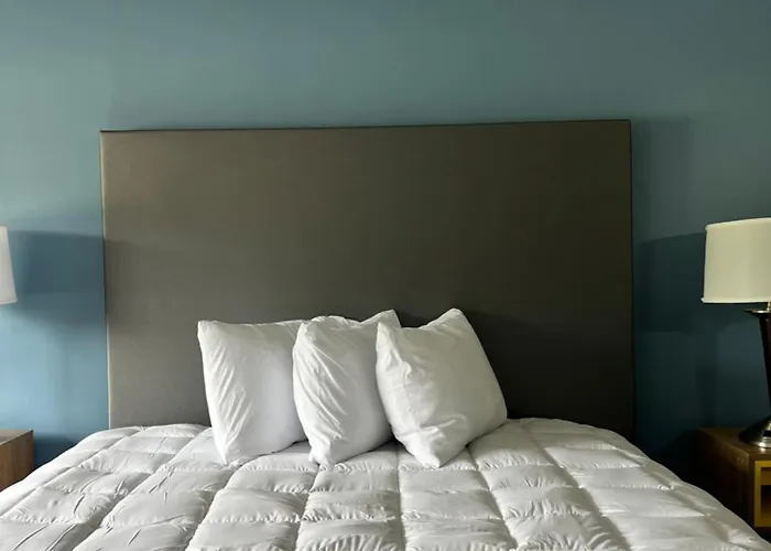 Lakewood Inn & Suites
