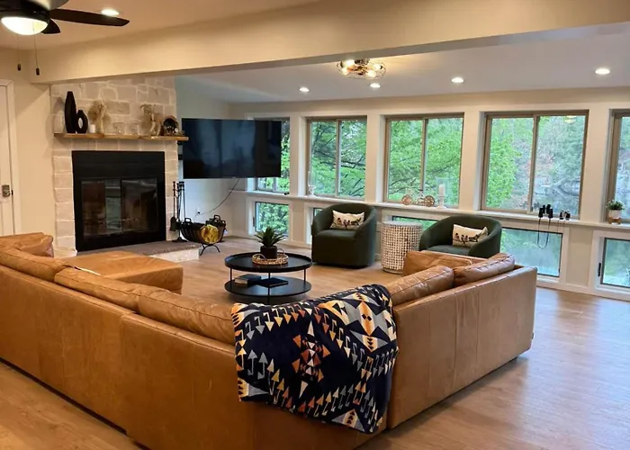 7 Bedroom Lakefront With Private Dock