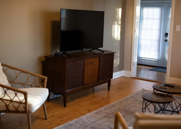 Charming 1940S Bungalow Cozy Vibes & Vintage Style