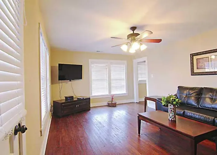 Modern Florence Suite Near Una With Patio Sleeps 4