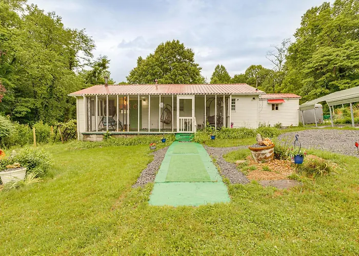Walk To Town: Fayetteville Retreat W/ Hot Tub!