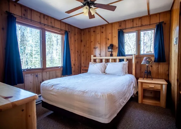 Spacious Lakeview Cabin With Large Deck & Rock Fireplace Near Babbitt, Minnesota