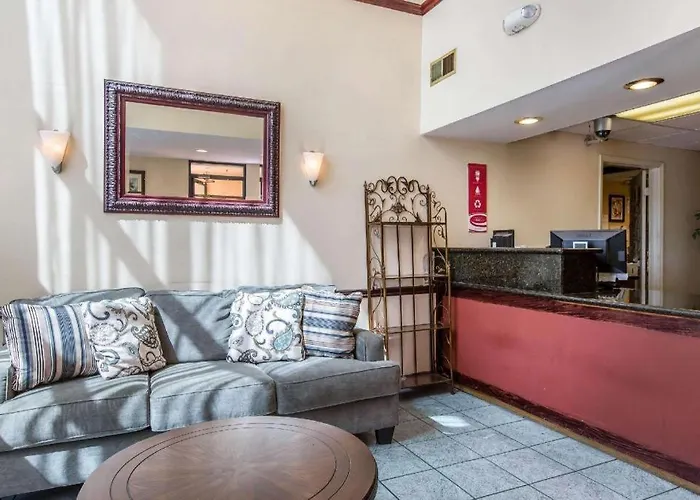 Econo Lodge Inn & Suites Riverside - Corona