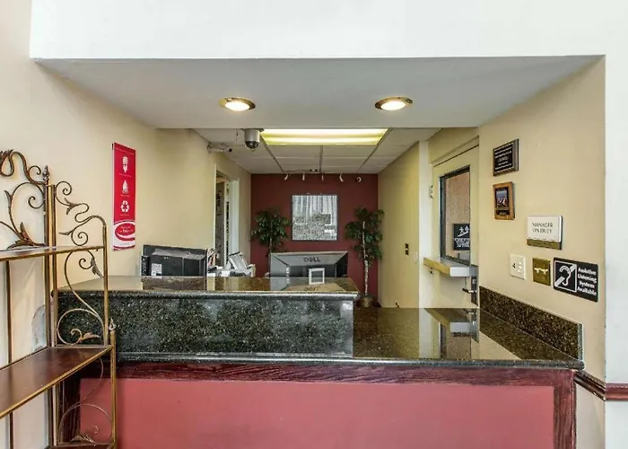 Econo Lodge Inn & Suites Riverside - Corona