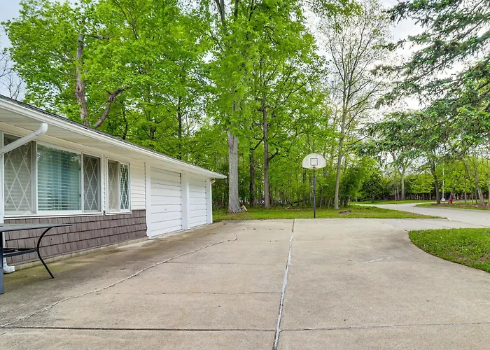Farmington Hills Duplex Near Detroit