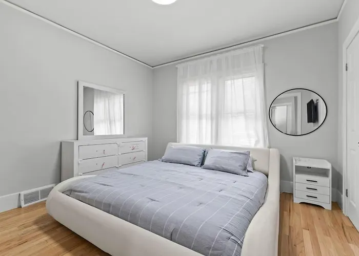 2 Bedroom - Fully Equipped Dearborn Home