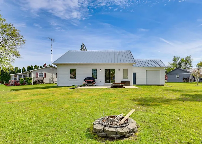 Fall Canal Retreat: Fire Pit & Pet Friendly