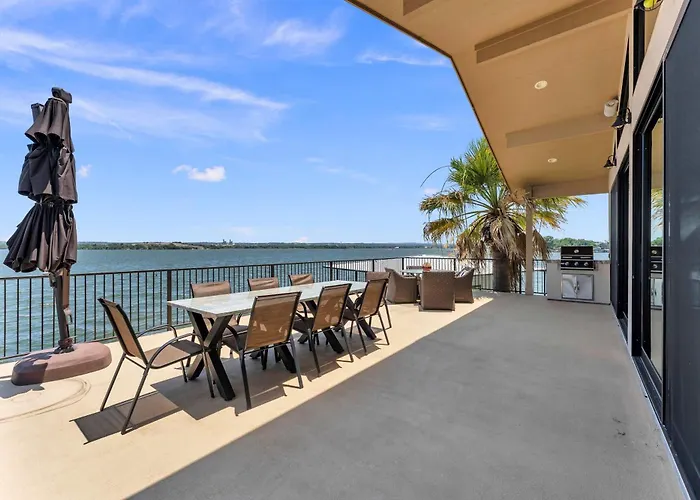 4Br Lakefront Escape For 12 W Hot Tub & Patios