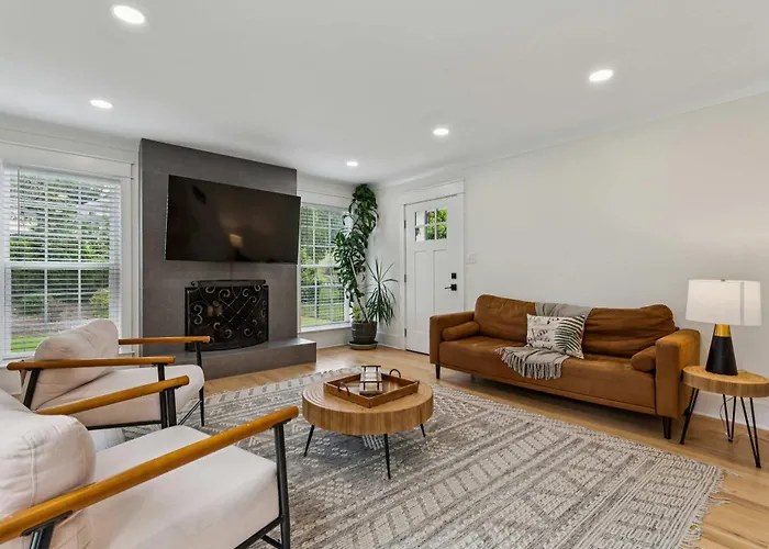 Cape Cod Pet-Friendly Home