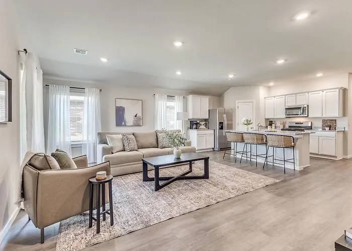 Modern Comfort In The Heart Of Broken Arrow!