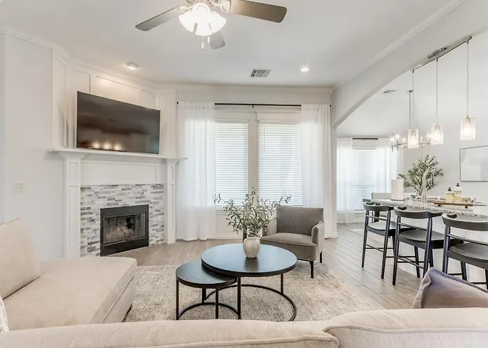 Spacious Modern Comfort Fabulous 15Th!