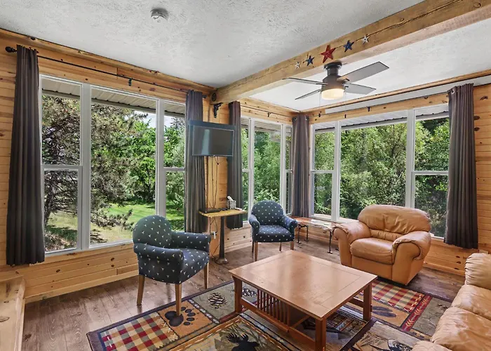 The Hill View Suite At Ten Stone Lodge