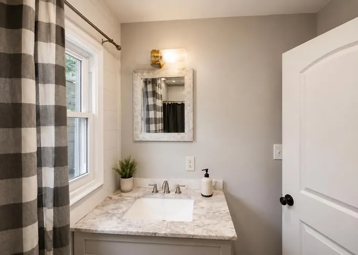 Private King Room W Ensuite Bath In South Bend