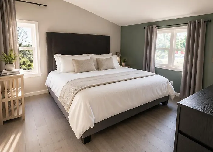 Private King Room W Ensuite Bath In South Bend