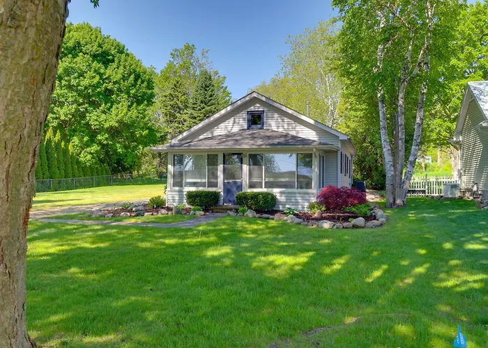 Cute Cottage Getaway; Walk To Lake And Town