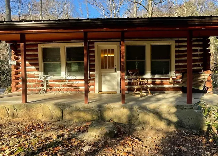 Peaceful Creekside Cabin Dog-Friendly Hot Tub Gas Fireplace Gas Grill