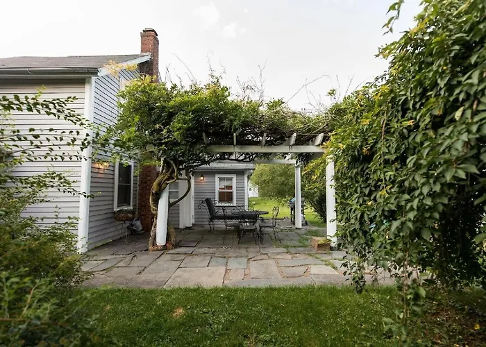 Le Petit Cottage - French Country In Saugerties