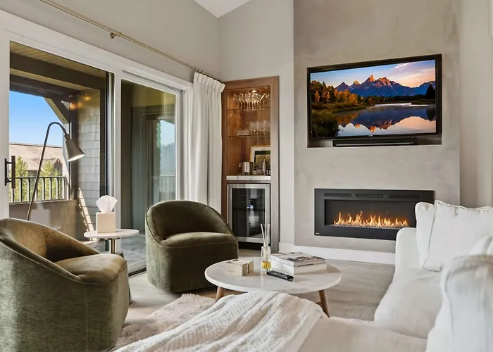3 Bedroom Penthouse With Lake Views Near Gozzer
