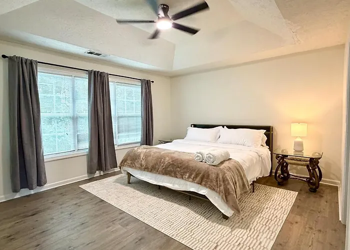 Cozy Modern Mediterranean Haven, 1 King 2 Queens