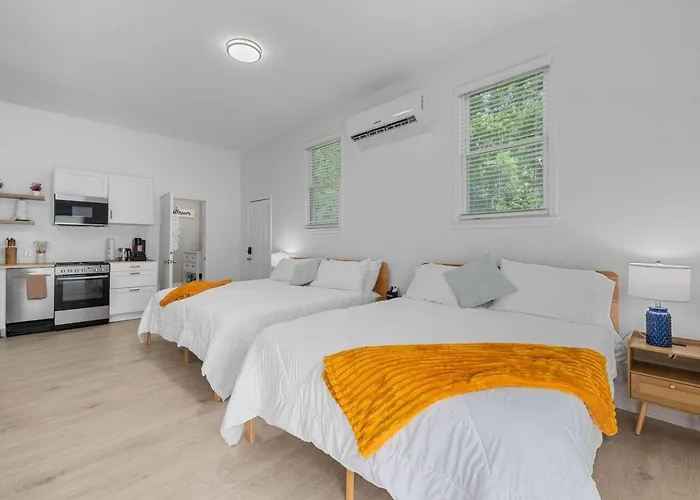 Garage Studio King And Queen With Private Patio