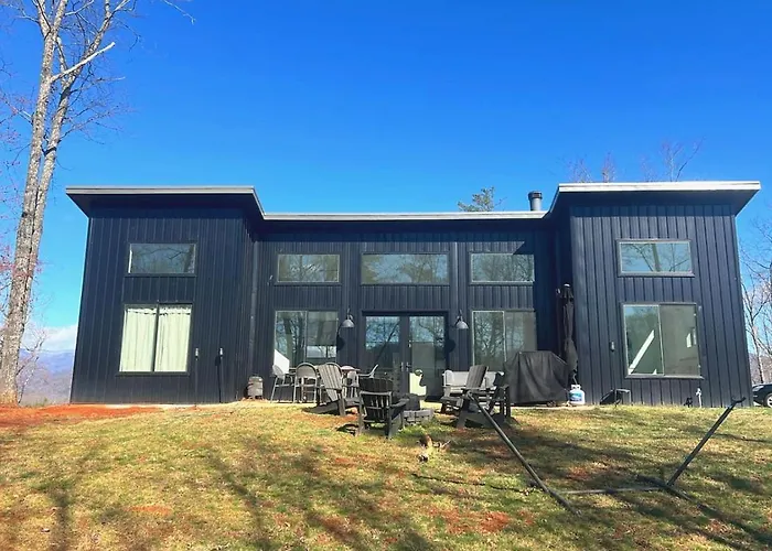 Modern Sanctuary - Firepit, Grill And Fireplace