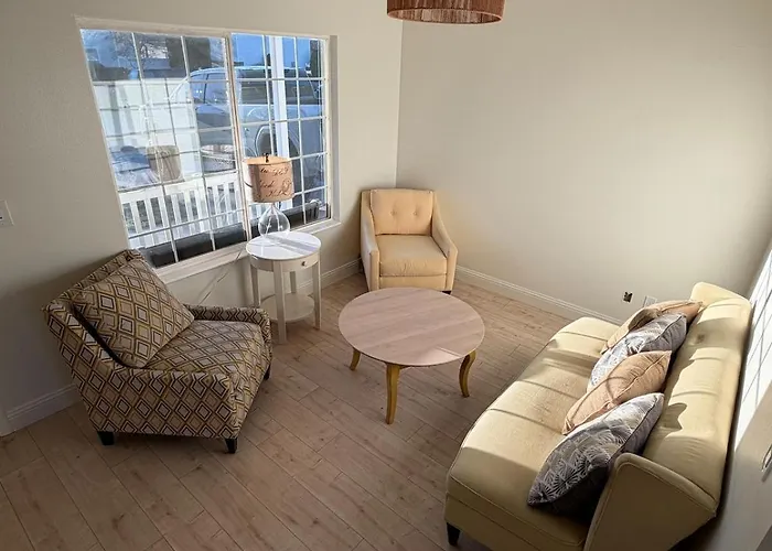Cute Quiet 4 Bed 3 Bath Home By Park And Shopping