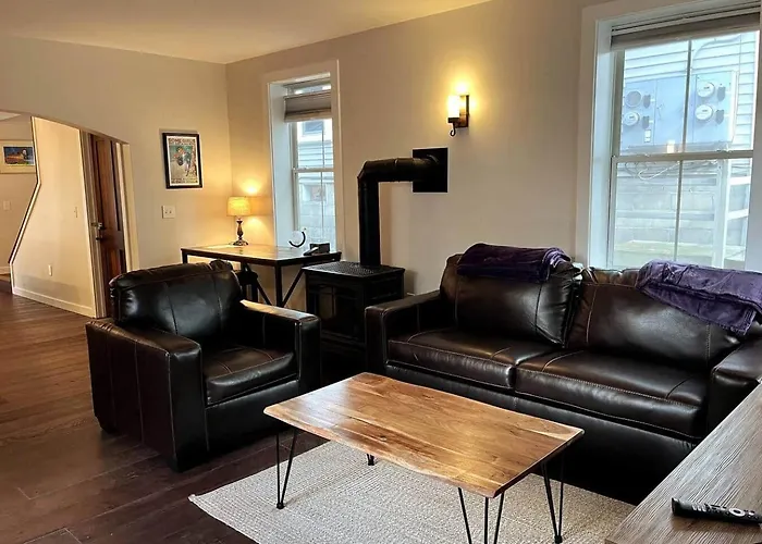 Purple Door Cottage In The Heart Of Middlebury!