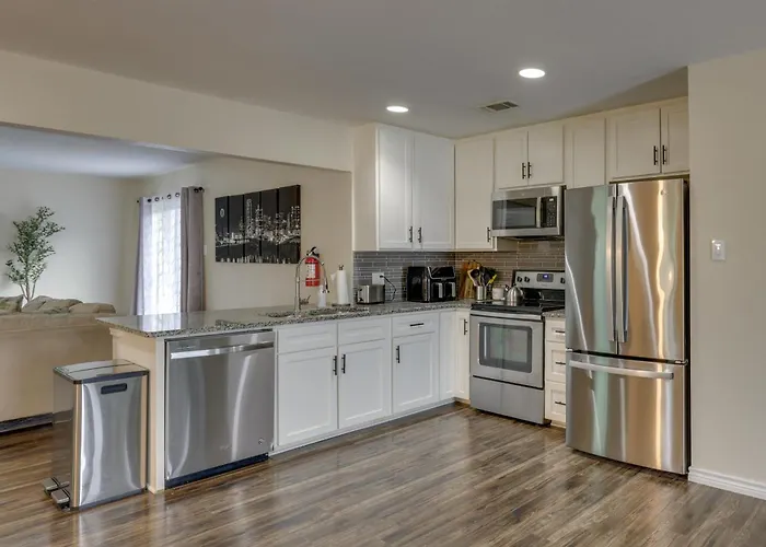 4 Mi To Dtwn: Garland Getaway W/ Fenced-In Yard